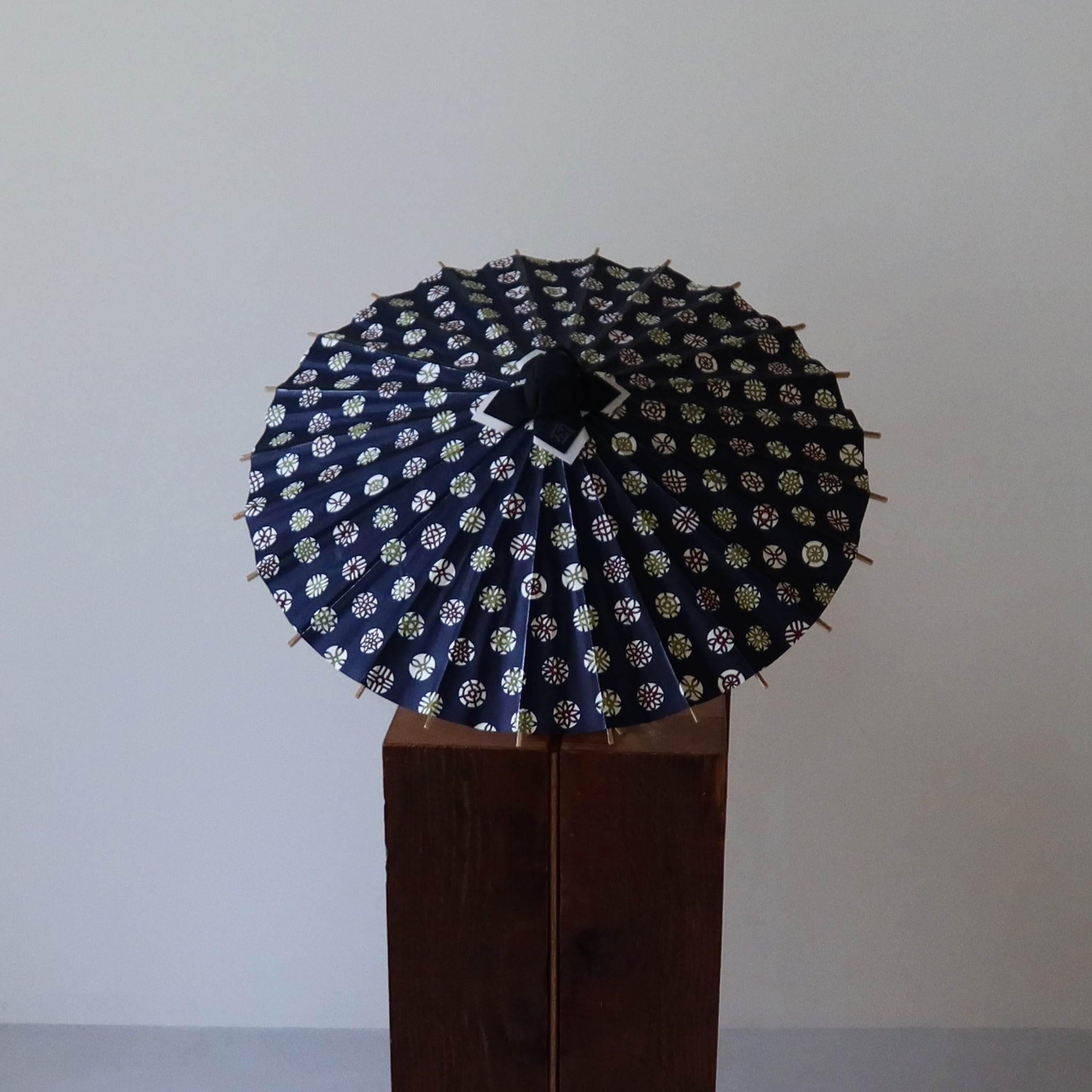 Kamon | Authentic Kyo - Yuzen Hime - Wagasa (Navy) - KURAKURA