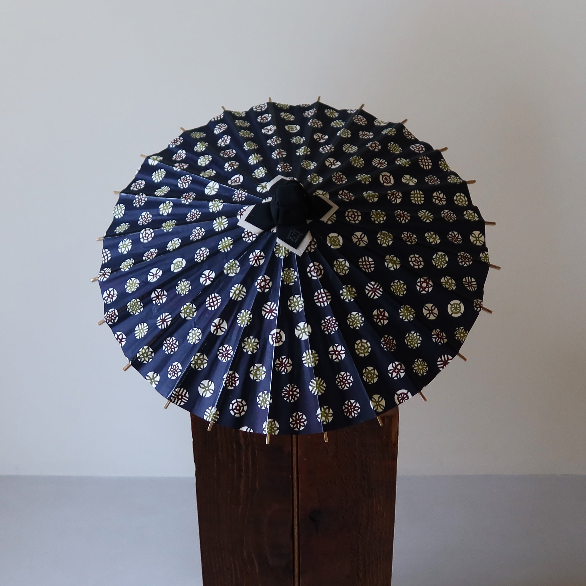 Kamon | Authentic Kyo - Yuzen Hime - Wagasa (Navy) - KURAKURA