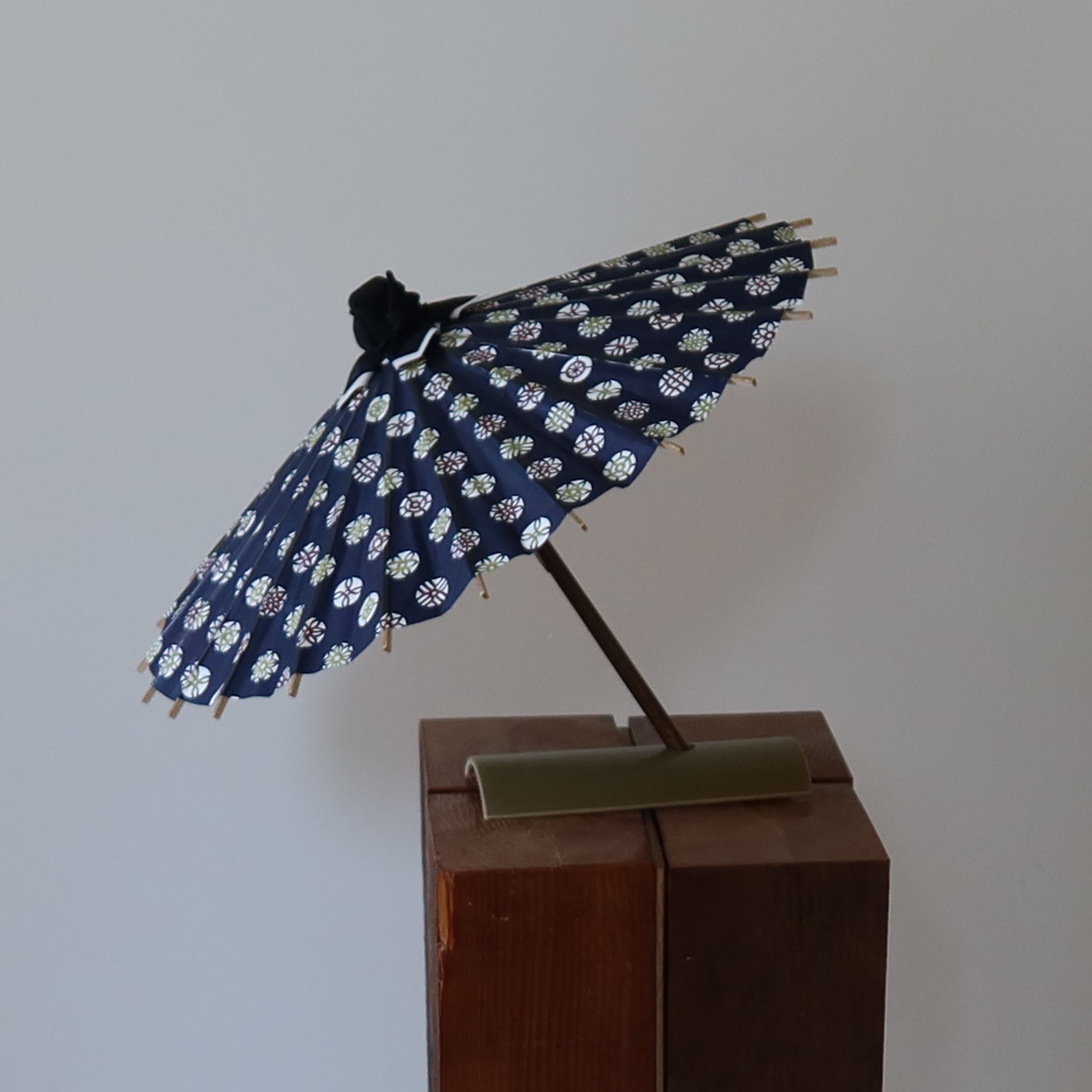 Kamon | Authentic Kyo - Yuzen Hime - Wagasa (Navy) - KURAKURA